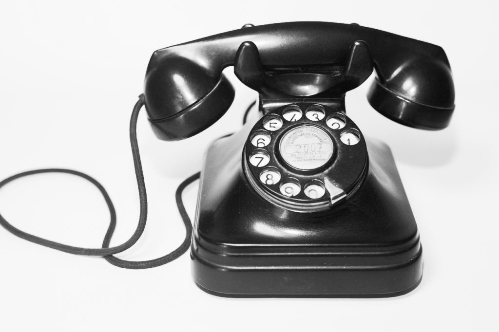 Ein antikes Telefon, noch älter als das Traditionsunternehmen Telekom.