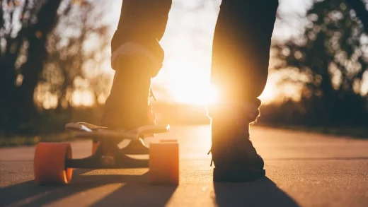 Das elektrische Skateboard ist die neueste Erfindung, die die Art und Weise, wie wir uns fortbewegen, revolutioniert.