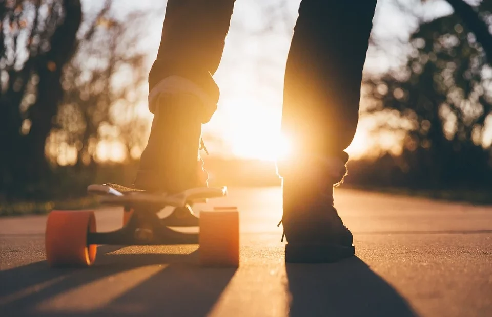 Das elektrische Skateboard ist die neueste Erfindung, die die Art und Weise, wie wir uns fortbewegen, revolutioniert.