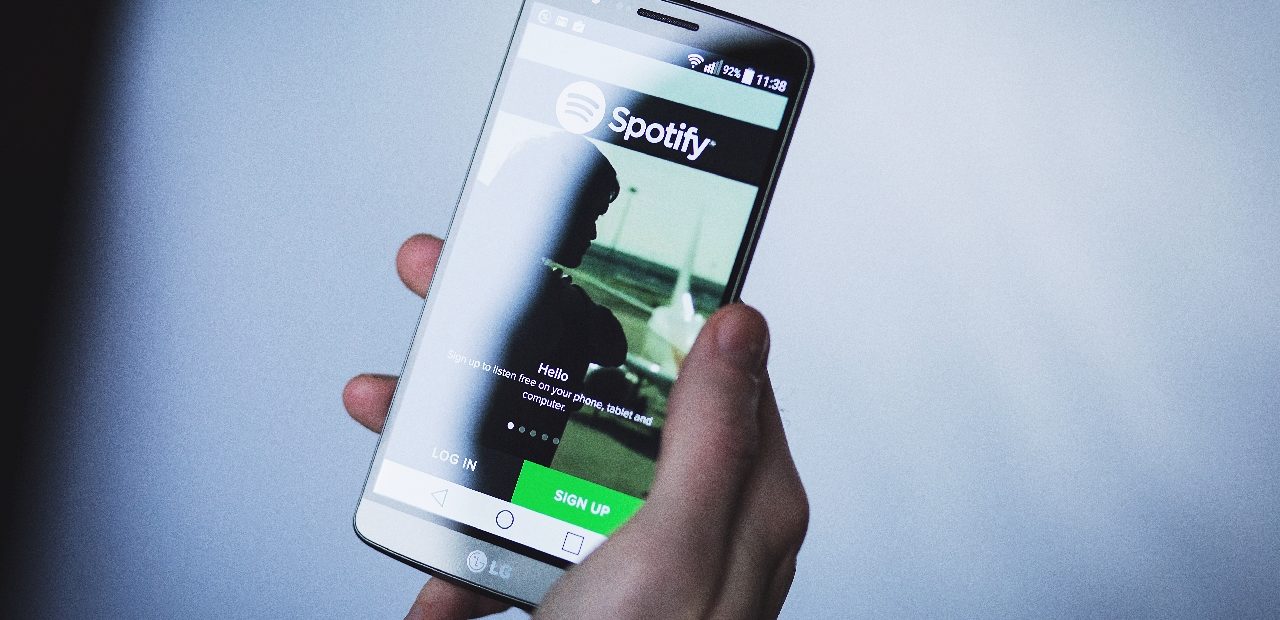 Spotify Premium kostet normalerweise 9,99€ pro Monat, aber für eine begrenzte Zeit kannst du manchmal 3 Monate Spotify Premium gratis bekommen!