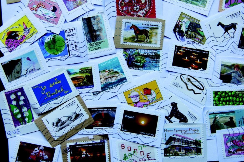 Briefmarken online drucken hat viele Vorteile. Wenn du deine Briefmarken online druckst, musst du nicht mehr in die Post gehen und dir die Briefmarken kaufen. 