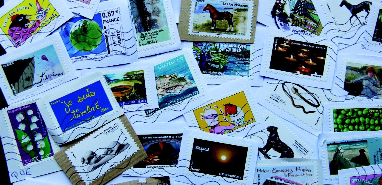 Briefmarken online drucken hat viele Vorteile. Wenn du deine Briefmarken online druckst, musst du nicht mehr in die Post gehen und dir die Briefmarken kaufen.
