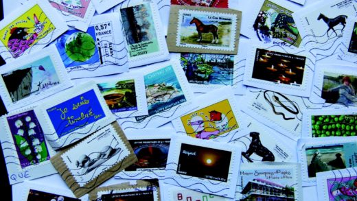 Briefmarken online drucken hat viele Vorteile. Wenn du deine Briefmarken online druckst, musst du nicht mehr in die Post gehen und dir die Briefmarken kaufen.