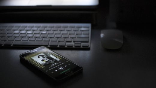 Tidal vs. Spotify. Tidal und Spotify sind beides Musik-Streaming-Dienste, die eine große Auswahl an Liedern bieten.