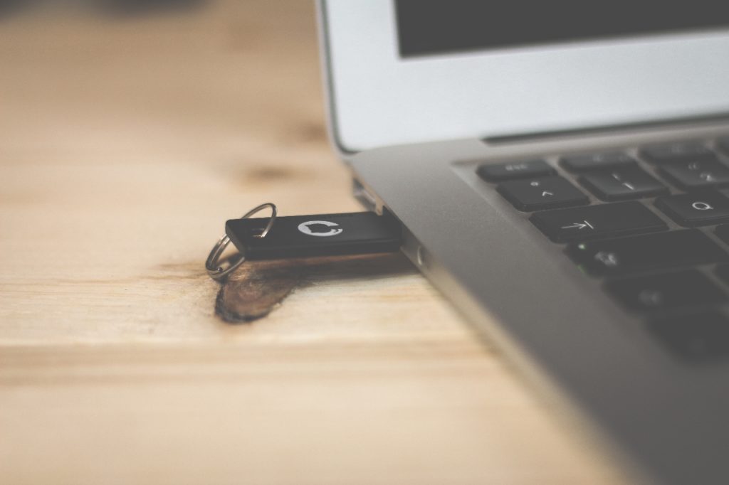 Es gibt verschiedene Möglichkeiten, wie du den Schreibschutz von USB-Sticks entfernen kannst.