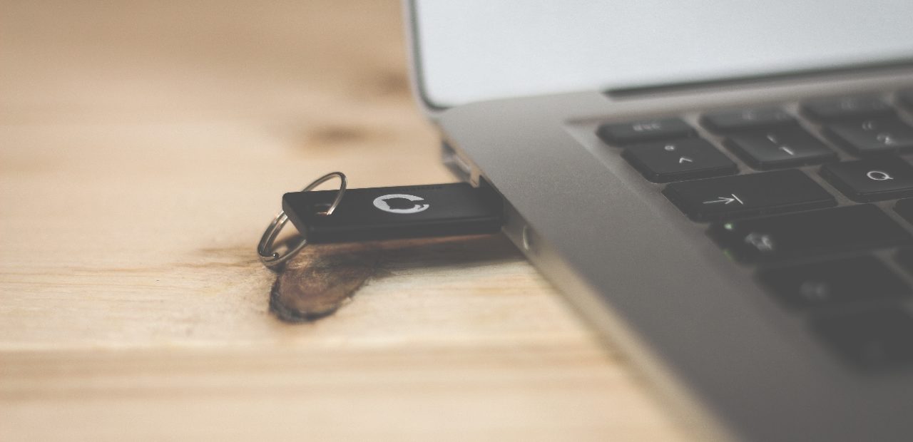 Es gibt verschiedene Möglichkeiten, wie du den Schreibschutz von USB-Laufwerken entfernen kannst.